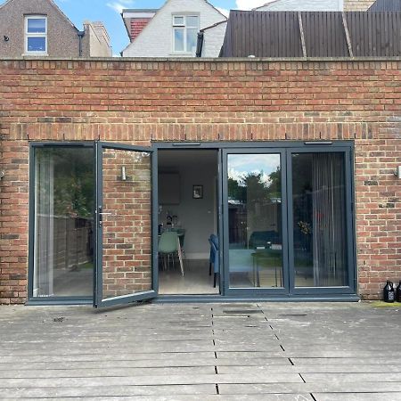 Wonderful 3 Bed Flat With Private Garden In Wimbledon - 1 The Queens Apartman London Kültér fotó