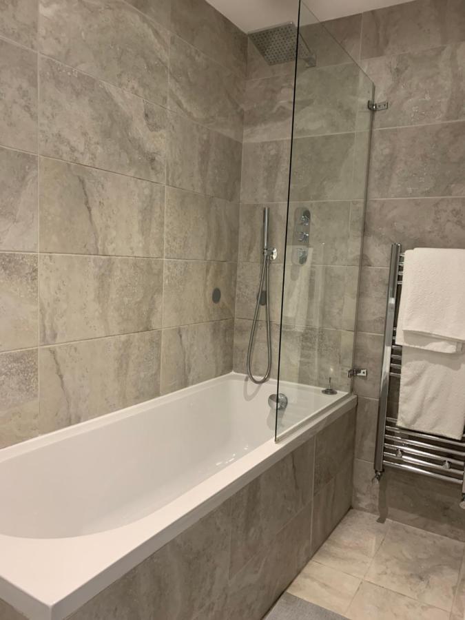 Wonderful 3 Bed Flat With Private Garden In Wimbledon - 1 The Queens Apartman London Kültér fotó